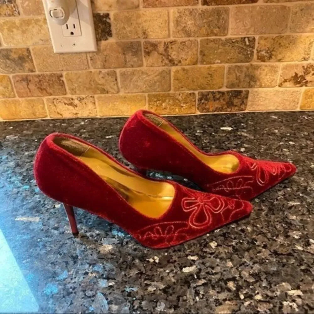 - Carrini velour heels.Embroidery